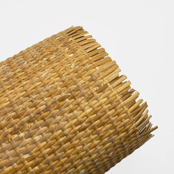 Metro lineare di tessuto rattan con strisce di pelle scura da 5 mm larghezza 60,96 cm