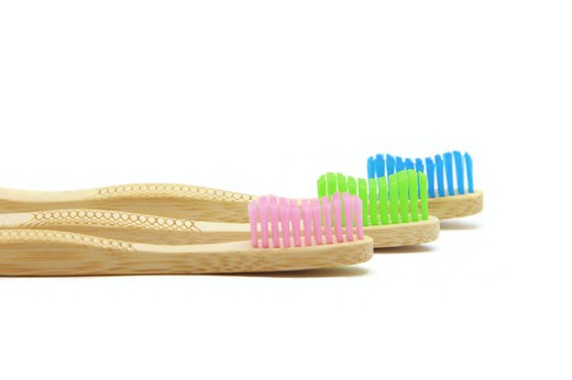 Pack 3 escovas de dentes rosa, verde e azul para adultos