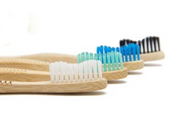 Pack 4 escovas de dentes para adultos Branco, Preto, Azul e Esmeralda