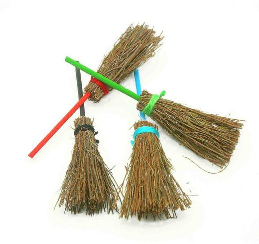 L'amuleto 4 scope spazza i dolori