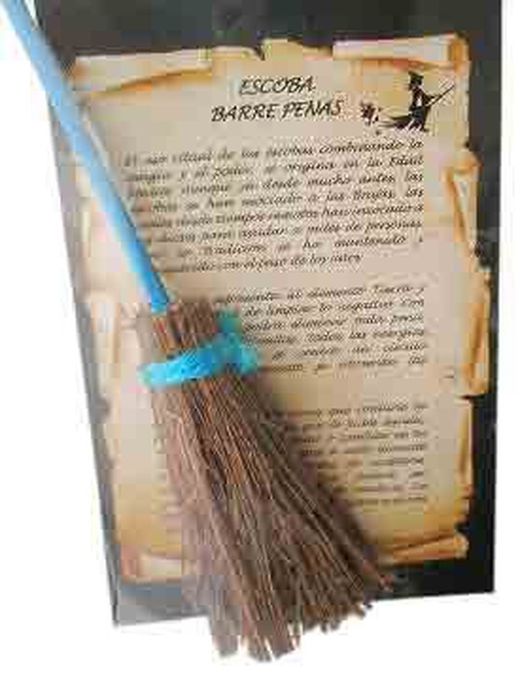 L'amuleto 4 scope spazza i dolori