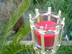 Antorcha de bambú con vela de color