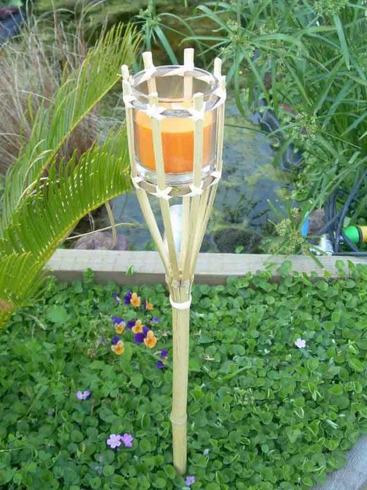 Antorcha de bambú con vela de color