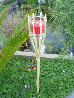 Antorcha de bambú con vela de color