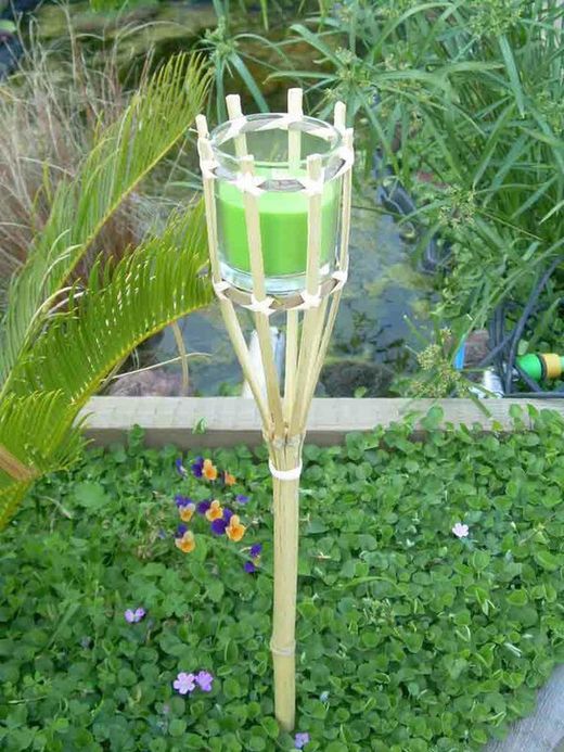 Antorcha de bambú con vela de color