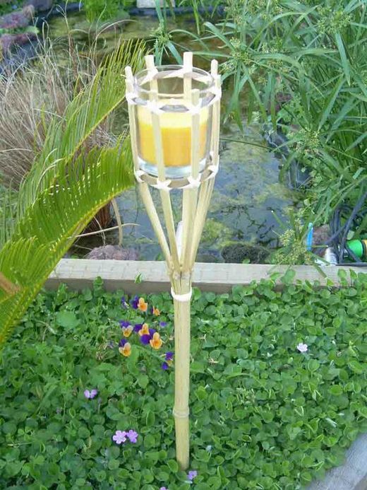Antorcha de bambú con vela de color