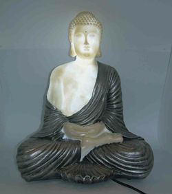bouddha argenté avec lumière