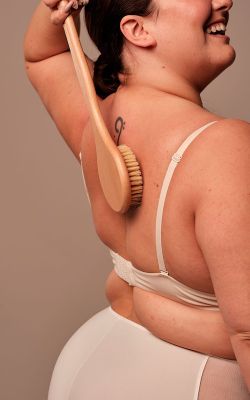 Brosse de bain exfoliante pour le corps