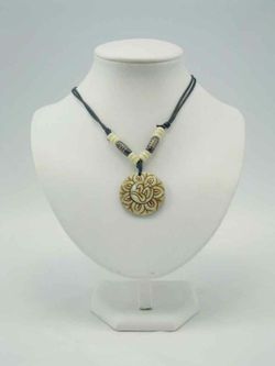 ciondolo in osso bianco