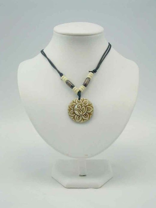 ciondolo in osso bianco