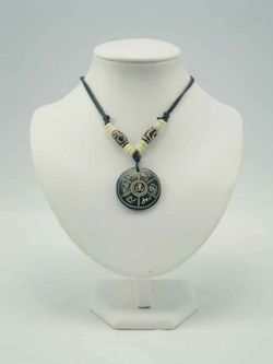 ciondolo in osso nero