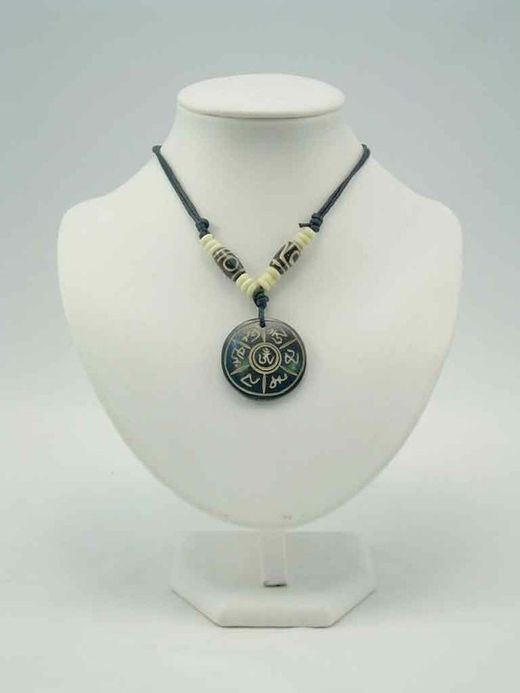 ciondolo in osso nero