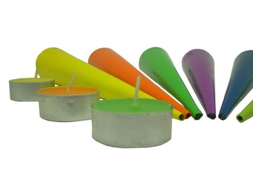 Coni portacandela in metallo con candela profumata