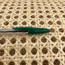 Metro lineare di midollo intrecciato in rattan 'Cannage' larghezza 45,72 cm.