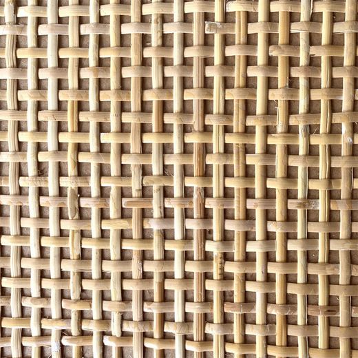 Metro linear de tecido rattan com 5 mm de pele tipo Net. Largura 45,72 cm.